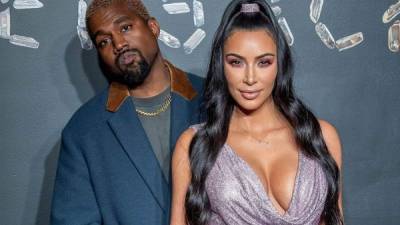 Kanye West y Kim Kardashian esperan a su cuarto hijo a través de una madre substituta.