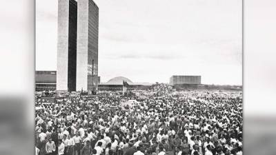 Una multitud en la Plaza de los Tres Poderes espera la inauguración de Brasilia en 1960. La capital simboliza las aspiraciones de grandeza del país.