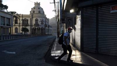 Muchos lugares en Honduras permanecen desolados debido a que el Gobierno estableció toque de queda y solicitó que todos estén en sus casas. Foto AFP