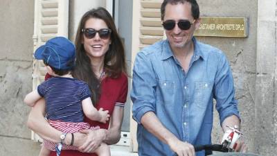 Carlota Casiraghi junto a su hijo Raphaël y Gad Elmaleh.