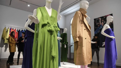 La exposición de sus conjuntos en la sede de Christie's. El 80 % son de alta costura, pensados especialmente para la actriz.