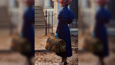 En cuanto a su sombrero, la diseñadora de vestuario Sandy Powell ha colocado algo parecido a la flor que coronaba el sombrero de Julie Andrews en 1964.