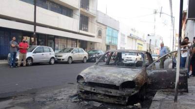 Presuntos miembros de bandas criminales incendiaron vehículos y bloquearon carreteras este sábado en Guanajuato, México.