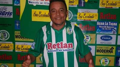 Dani Turcios posando con la camisola del Juticalpa.