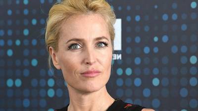 Gillian Anderson posó como Dios la trajo al mundo por una buena causa.// Foto archivo.