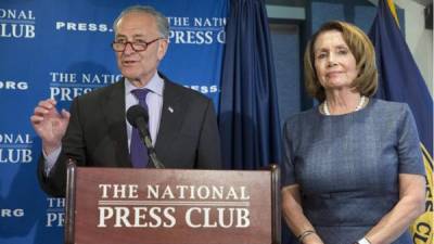 El líder de la minoría Demócrata en el Senado, Chuck Schumer y la líder Demócrata de la Cámara de Representantes, Nancy Pelosi durante una conferencia de prensa hoy lunes 27 de febrero de 2017. EFE