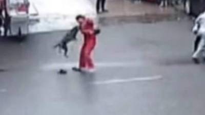 Captura de video muestra el animal atacando a un hombre en China.