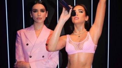 Dua Lipa junto a su figura de cera.