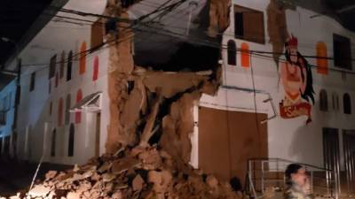 Imagen distribuida por el Departamento de Bomberos de Perú que muestra los daños del terremoto.