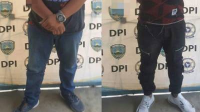 Momento en que fueron esposados por agentes que intervinieron en plena carretera.