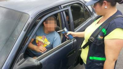 Autoridades hacen pruebas de alcoholemia en las carreteras del país.