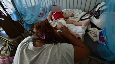 Vulnerables. Los niños son los más vulnerables al virus. Un descenso del 7% de los casos de dengue a nivel nacional se anunció ayer.