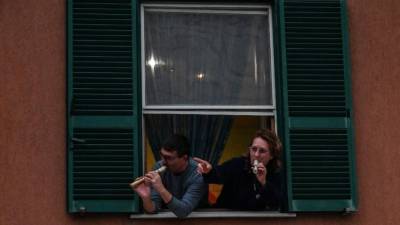 Miles de italianos permanecen encerrados en sus casas.