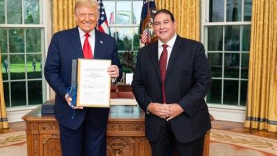 Trump recibió la carta credencial de Luis Suazo.