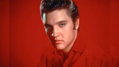 El cantante estadounidense Elvis Presley falleció un 16 de agosto de 1977 a los 42 años.