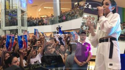 La hondureña Angie Flores llegó hoy al centro comercial Mega Mall donde dio sus primera firma oficial de autógrafos a pocos días de haber regresado a Honduras tras participar en La Academia, en México.