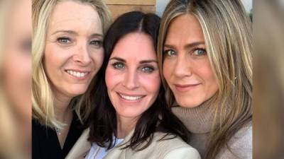 Courteney Cox (c) celebró su cumpleaños con sus amigas Lisa Kudrow (i) y Jennifer Aniston (d). Foto Instagram.