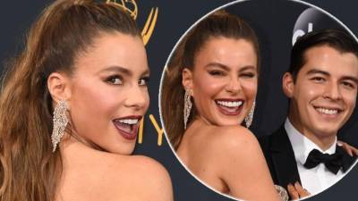 Sofía Vergara llegó a imponer tendencia en la alfombra roja de los premios Emmy 2016, pero esta vez estuvo acompaña por su único hijo, Manolo, y no por su esposo Joe Manganiello.