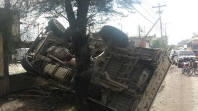 El camión quedó dado vuelta tras colisionar con el turismo.
