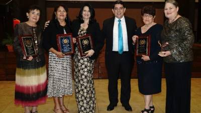 Blanca Ramírez, María Meza, Rosario Cruz, Martín Arnoldo Cruz junto a Ercilia Rodríguez y Emma Sosa.