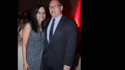 Lila y Ronald Vair celebraron junto al personal de la Escuela Internacional Sampedrana.