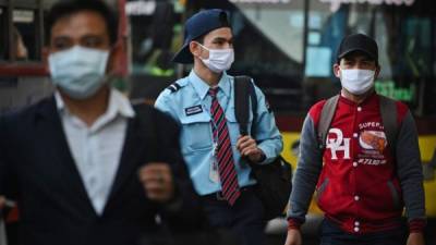 Los pasajeros, que usan máscaras faciales en medio de la preocupación por la propagación del nuevo coronavirus. Foto AFP