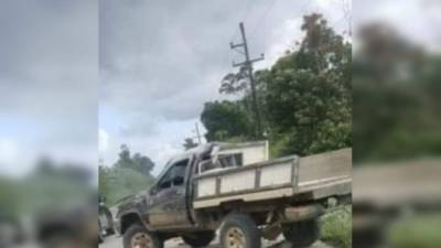 El vehículo pick-up dio varias vueltas.