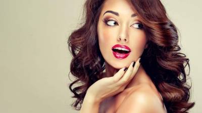 Factores nutricionales como el zinc, el cobre, el hierro o la metionina como desencadenantes de la caída.