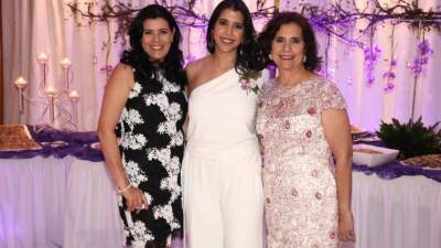 Marisol Álvarez con Andrea y María Eugenia Handal.