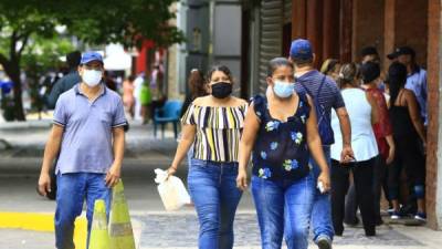 Las autoridades de Salud indican que en el departamento de Cortés hay un leve descenso de los casos de covid, pero piden a los pobladores seguir con las medidas de protección. foto: Moisés Valenzuela.