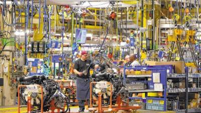 Ford fabrica camiones en su planta de ensamblaje de Avon Lake, Ohio.