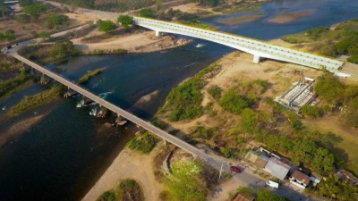 Por una semana estarán abiertos los carriles, luego cerrarán uno para culminar con los trabajos en los barandales y barrera en el centro para que la vía quede en óptimas condiciones. También está habilitado el viejo puente. Fotos: cortesía y Gilberto Sierra.