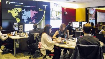 Parte del grupo de 200 empleados que interactúan con los consumidores en el centro de redes sociales de McDonald’s.