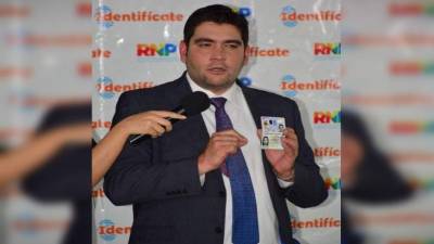 Rolando Kattán, del RNP, muestra dos documentos que no son diseños de la nueva identidad, sino prototipos del contenido de las medidas de seguridad que el nuevo documento tendrá.