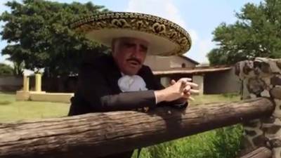 El Charro de Huentitán aparece en su rancho Los Tres Potrillos cantando 'El Corrido de Hillary Clinton'.