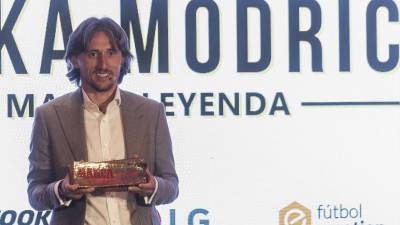 Luka Modric posa para los fotógrafos tras recibir el Premio MARCA Leyenda.