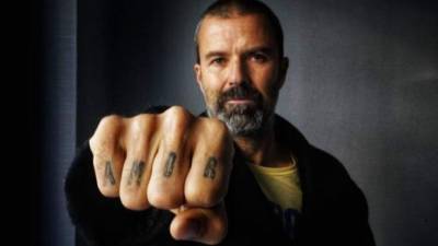 Pau Donés fue un cantante español reconocido por ser vocalista de la banda 'Jarabe de Palo' con la que grabó éxitos como 'La Flaca', 'Depende' o 'Bonito'. Conmemoramos su muerte (09/06/2020) con algunos datos curiosos de su vida y trayectoria musical.