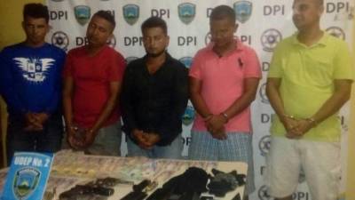 Presentación de los detenidos por parte de las autoridades policiales.