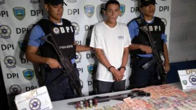 El detenido fue detenido con una fuerte suma de dinero en moneda extranjera y nacional.