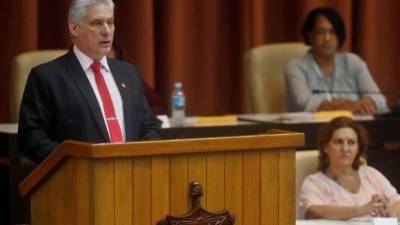 El presidente cubano Miguel Díaz-Canel (i).