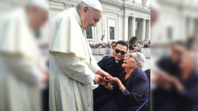 El papa Francisco conversó con el sacerdote hondureño Henry Asterio Rodríguez y su abuelita Trinidad de Jesús.