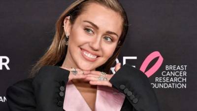 Miley Cyrus asegura que su vida amorosa es criticada solo porque es mujer.