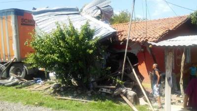 La rastra destruyó una vivienda y sufrió daños en toda su parte frontal.