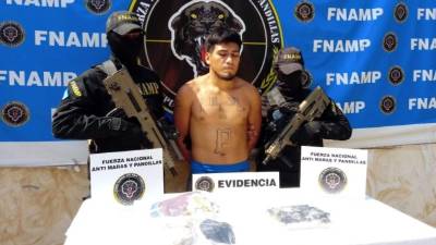 Momento en que presentaron a alias May junto con la evidencia decomisada.