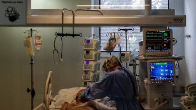 Personal médico atiende a un paciente con coronavirus en Brasil. Foto: AFP.