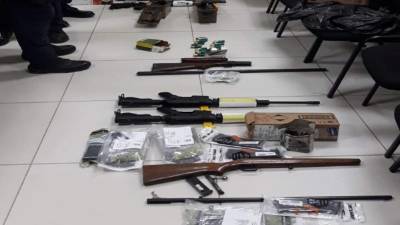 Las armas que fueron encontradas por la Policía ayer por la noche.