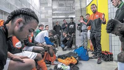 Los jugadores en charla durante el medio tiempo. El equipo lo escoge la gente, no un director técnico. Foto: The New York Times