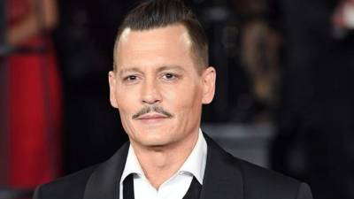 Depp posó junto a una fan, en las fotos aparece demacrado, más flaco y sin pelo. Fotos redes.