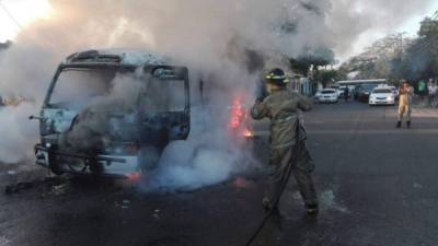 Miembros del Cuerpo de Bomberos de Honduras acudieron para controlar el incendio.