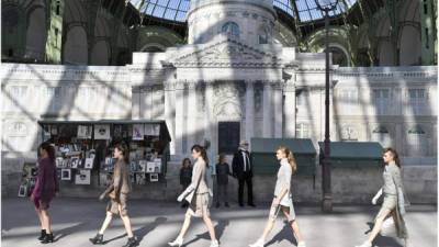 Bajo el techo de vidrio del museo del Grand Palais, las modelos caminaron frente a los estands de libros de ocasión característicos de las riberas del Sena.